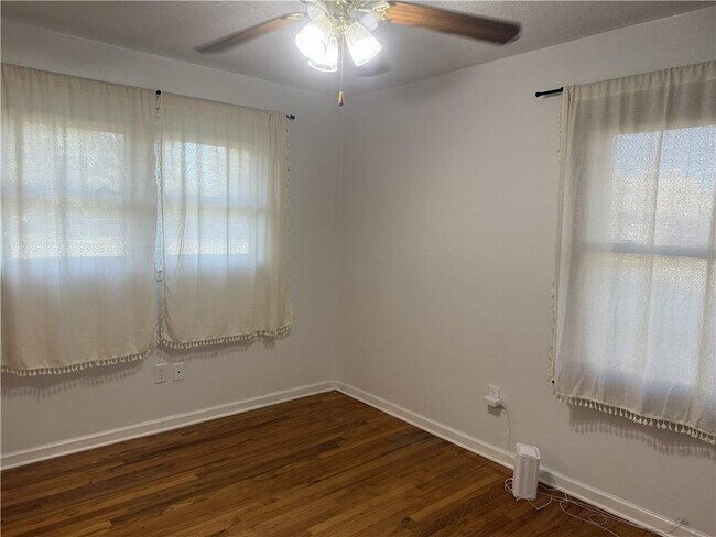 Building Photo - 2222 Parkwood Dr