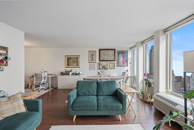 Building Photo - 111 E Chestnut St