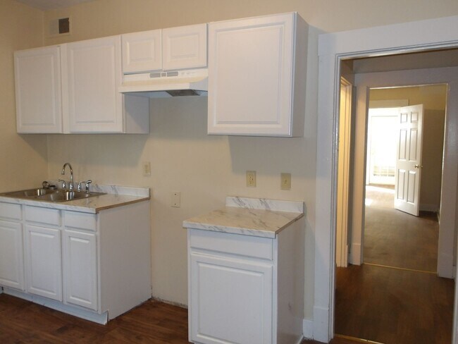 Building Photo - 629 W Ormsby Ave