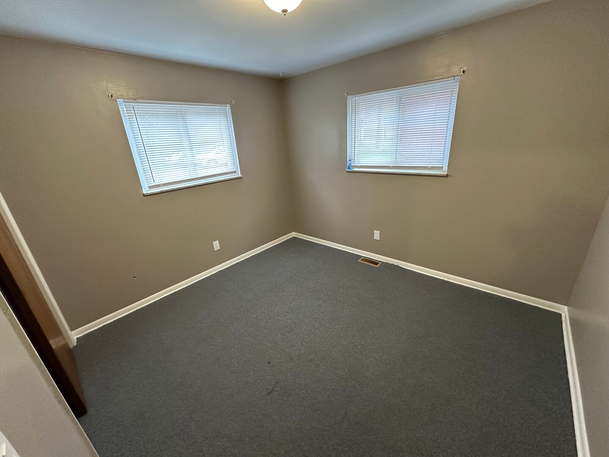 NOTE: Photos are of unit 2 - 4115 Roosevelt Blvd