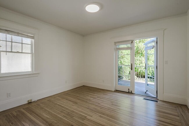 Building Photo - Charming Burlingame Home, 2 Bedroom / 1 Ba...