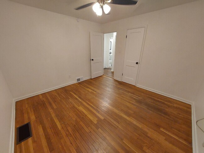 Building Photo - 335 Valley Dr