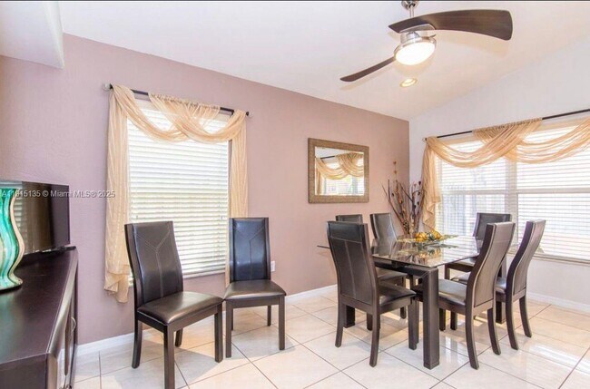 Building Photo - 1940 SE 14th Ct