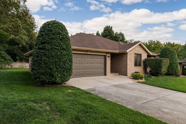 Building Photo - All brick home in Glendale schools!
