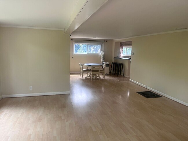 Building Photo - Multnomah Village 2 bedroom cottage delight
