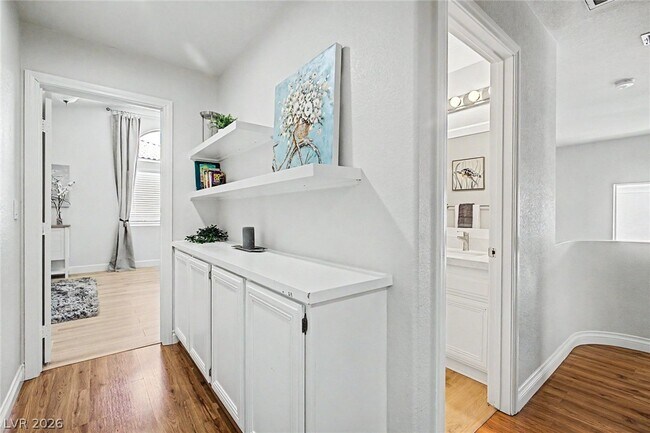 Building Photo - 2025 Shining Feather Ln
