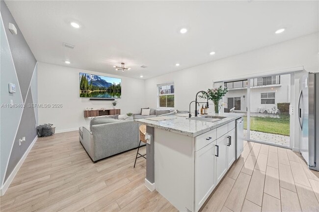 Building Photo - 818 SE 17th St