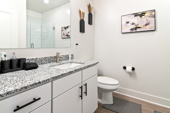 Building Photo - 714 Richmond Ave.