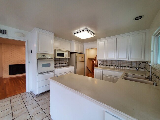 Building Photo - Mont Marin 4x3 home with bedroom suites on...