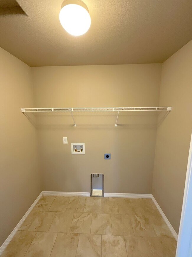 Building Photo - 4 Bedroom Home Available Near Londonderry Dr & Eastonville Rd!