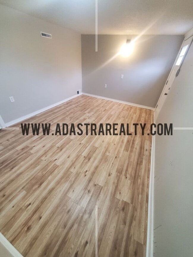 Building Photo - Completely Renovated Duplex in KCK, Beautiful Finishings-Available in MAY!!