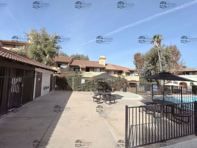 Building Photo - 3 Bed/2 Bath Two Story Townhome in Gated C...