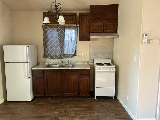Kitchen with range, hood, dual sink and refrigerator - 333 Mapleton Ave