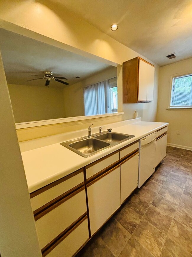 Building Photo - 3 Bedroom 2 Bath Condo