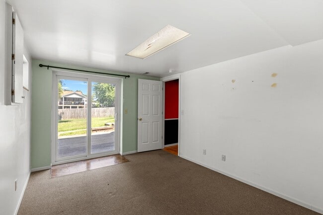 Building Photo - 1620 Dahlia Ct