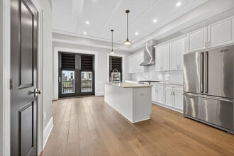Building Photo - Available Now! 2 Bed // 2.5 Bath Between U...