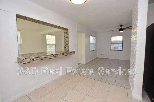 Building Photo - 105 Flamingo Dr