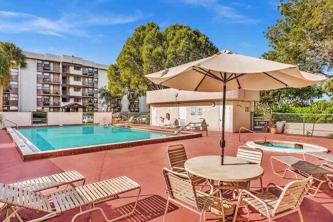 Building Photo - 2701 Riverside Dr