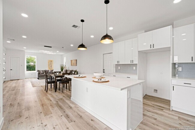 Building Photo - 420 Dreiss St