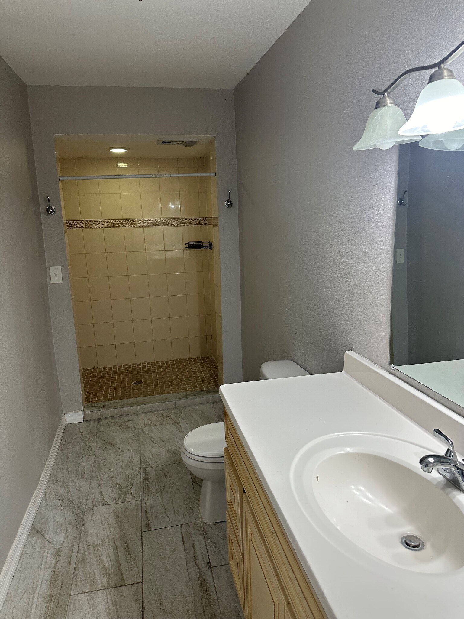 Bathroom - 2216 W Woodlawn Ave