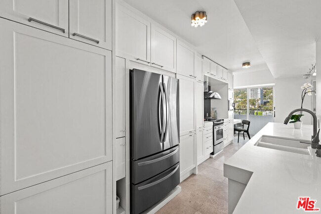 Building Photo - 838 N Doheny Dr