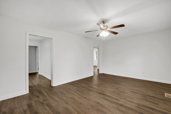 Building Photo - 242 S Lipona Rd