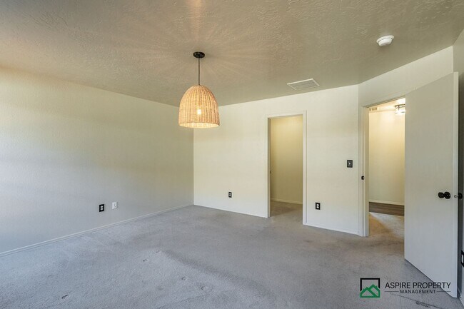 Building Photo - 4 Bed 2 Bath home for rent