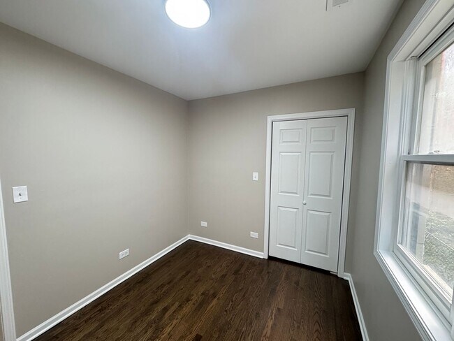 Building Photo - 5438 S Indiana Ave