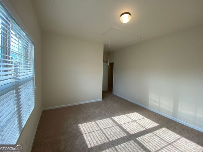 Building Photo - 5595 Mirror Lake Dr