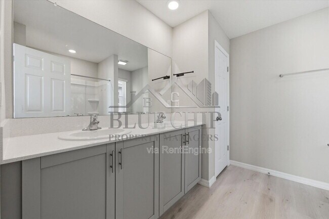 Building Photo - 12937 Camarillo Pl