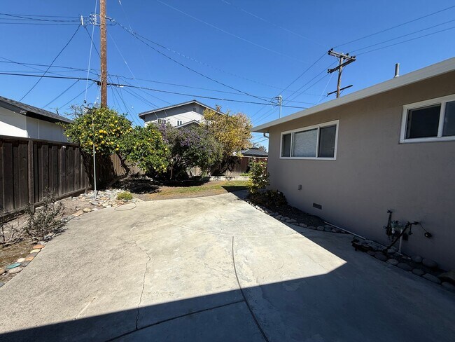 Building Photo - Updated single-level home located in the highly sought-after Killarney Farms neighborhood of Sant...