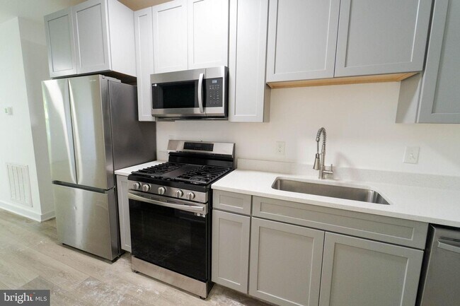 Building Photo - Move In Ready 2 BD 1 BA close to Metro, Sh...