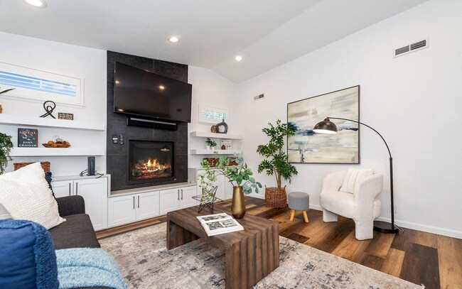 Building Photo - Bright Beautiful Home with huge fenced bac...