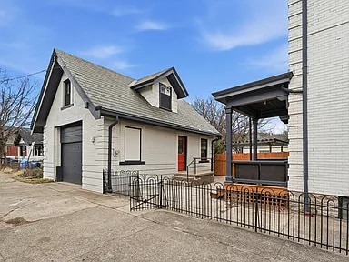 Building Photo - 402 E 18th St