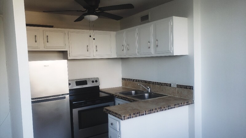 Building Photo - 6171 N Sheridan Rd