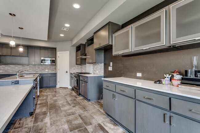 Building Photo - 2125 Heavenly Dr
