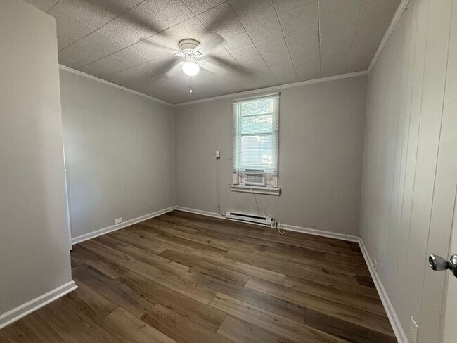 Building Photo - Renovated 4 Bedroom Duplex Unit in South Nashville - Pet Friendly!