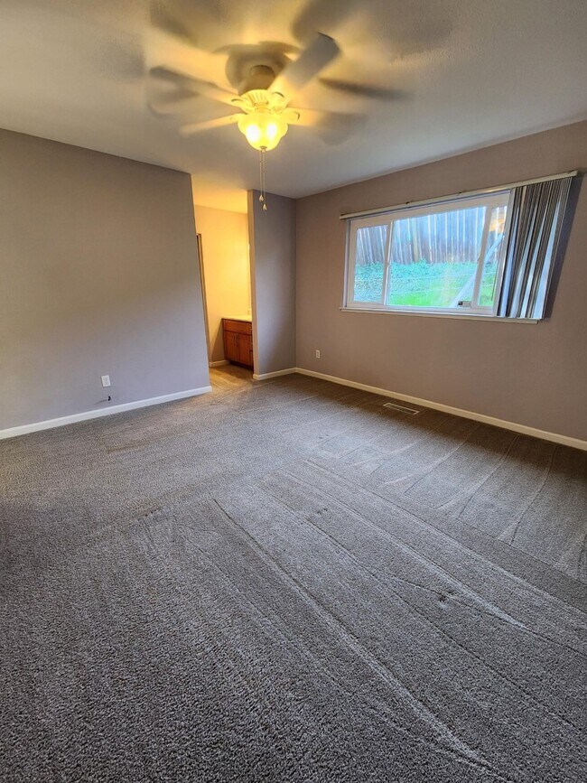 Building Photo - 735 Wedgewood Dr