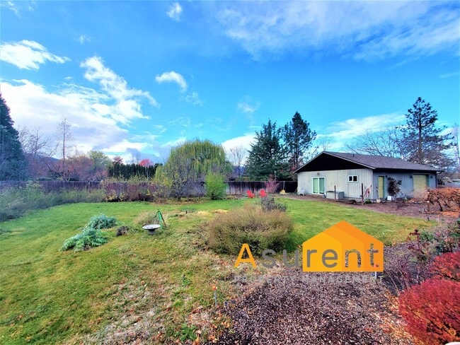 Building Photo - Charming Updated Fully Furnished Rental Av...