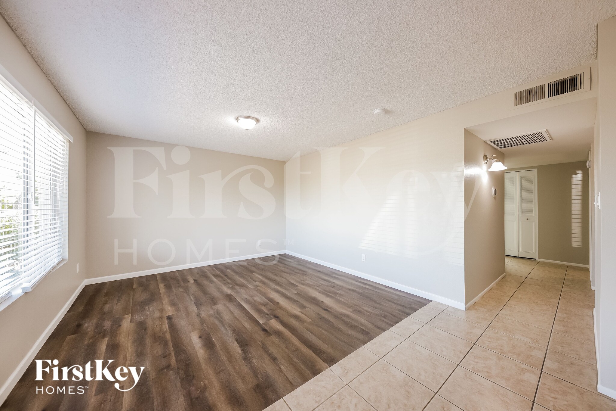 Building Photo - 9914 N 73rd Ave