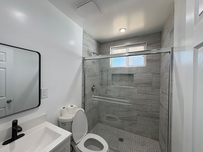 Building Photo - Fully Renovated 3-Bed in the heart of Teha...