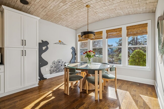 Building Photo - 594 Lake Haven Dr