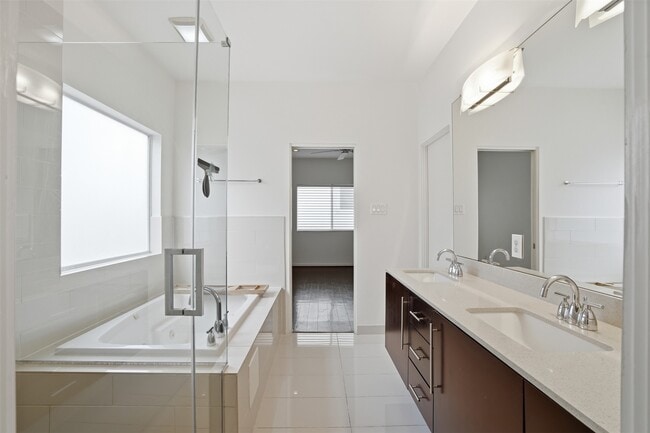 Building Photo - 4704 Crawford St