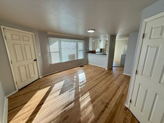 Building Photo - Remodeled 2-Bedroom