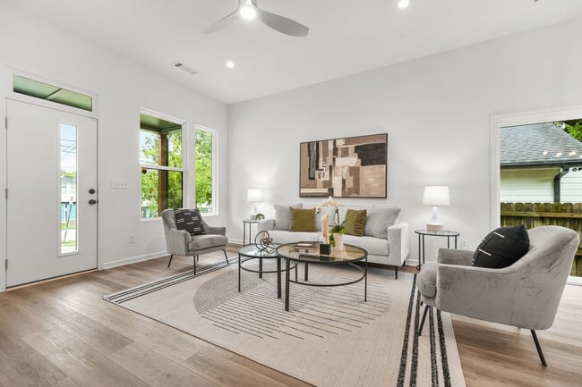 Building Photo - 1223 Oakland Dr SW