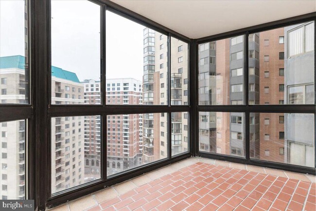 Building Photo - 900 N Stafford St