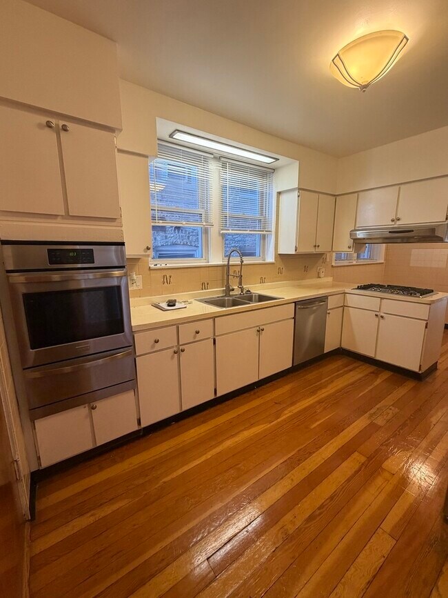 Building Photo - 7544 N Oakley Ave