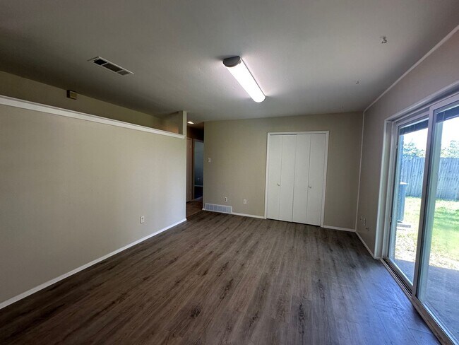 Building Photo - Freshly updated and Move in ready!