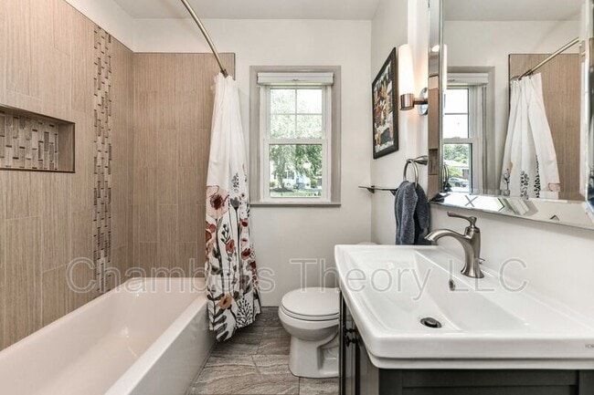 Building Photo - 1015 Woods Pl