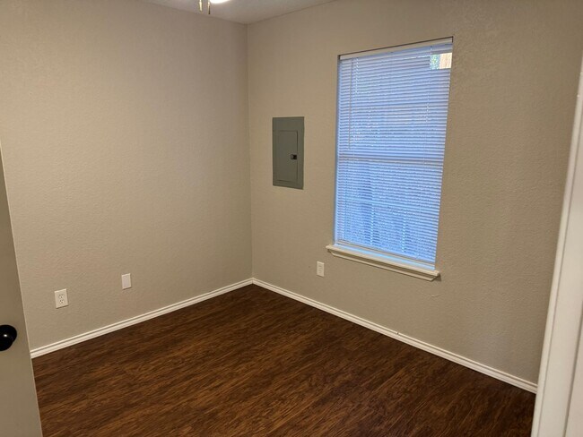 Building Photo - 323 S 12th St